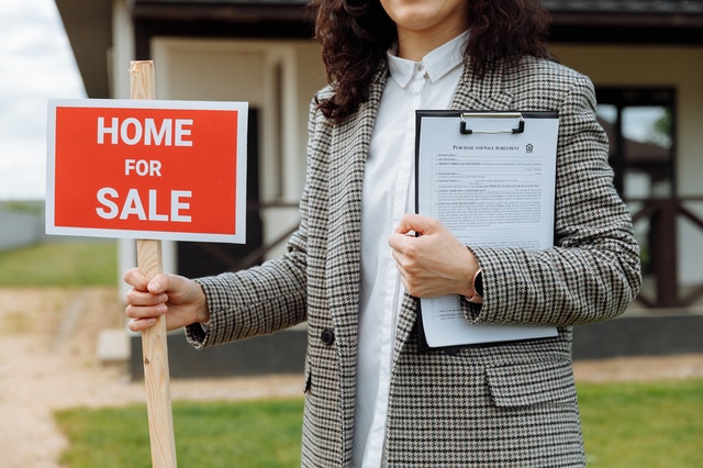 real-estate-agent-with-clipboard